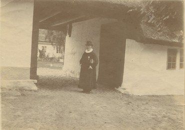  Pastor Hans Ferdinand Poulsen i præstegårdens port