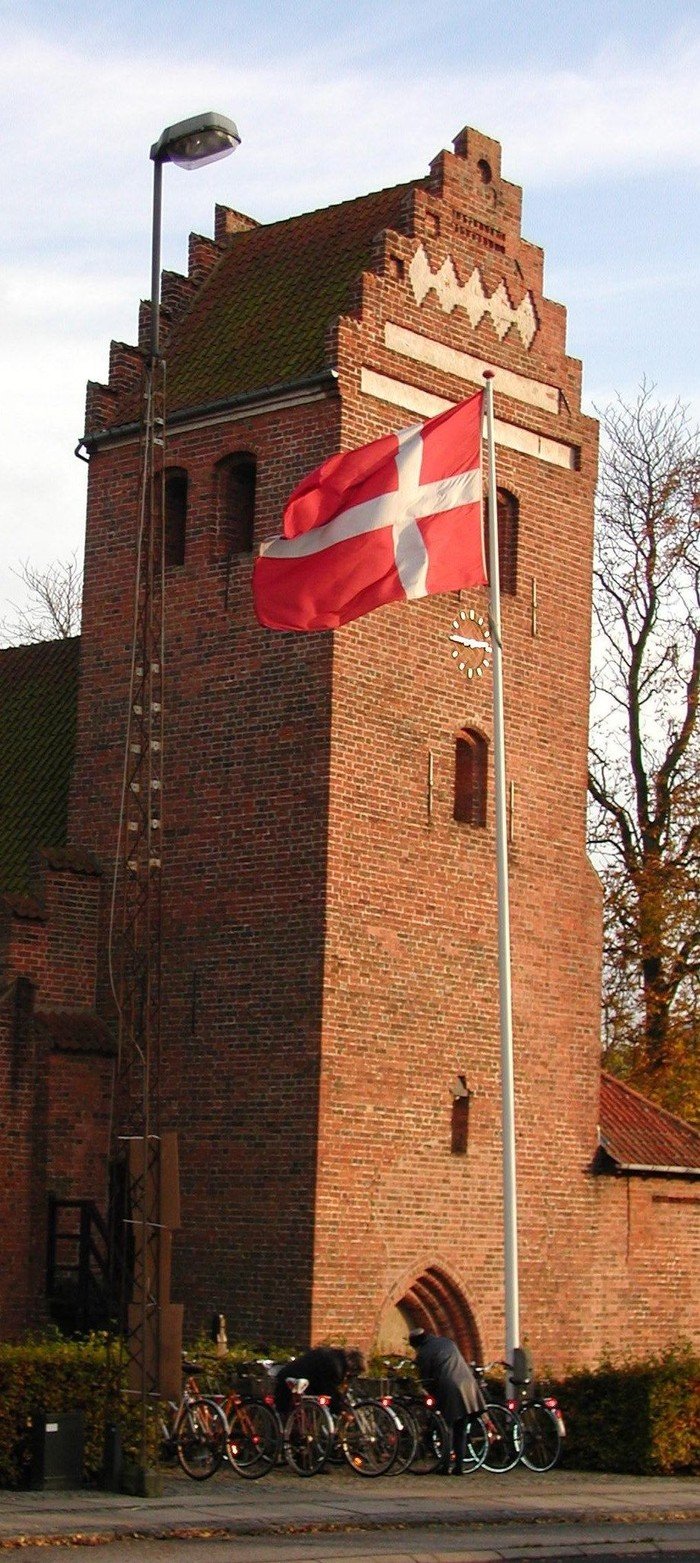Dalum Kirke med flagstang