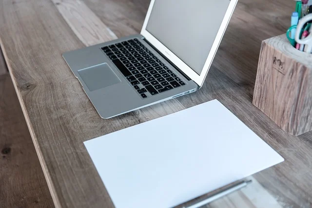 bord, computer og papir