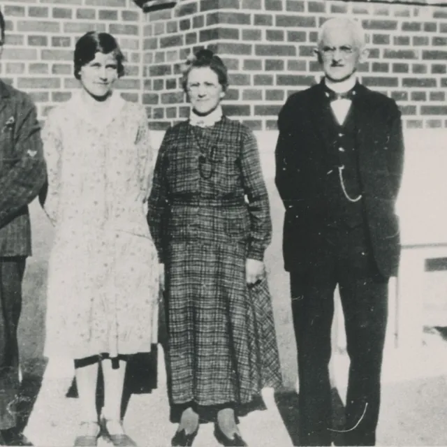Lærer Thorbeck - organist Dalum Kirke ca. 1904-1919 (Lærer Thorbek med familie. ca. 1926)