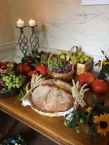 bord med lys, brød og diverse frugter