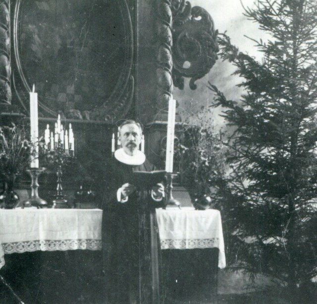  Pastor Hans Ferdinand Poulsen ved kirkens alter