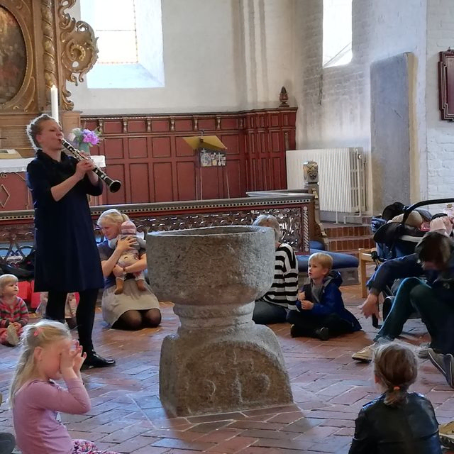 Tine Antonsen spiller klarinet for familier i Kirken