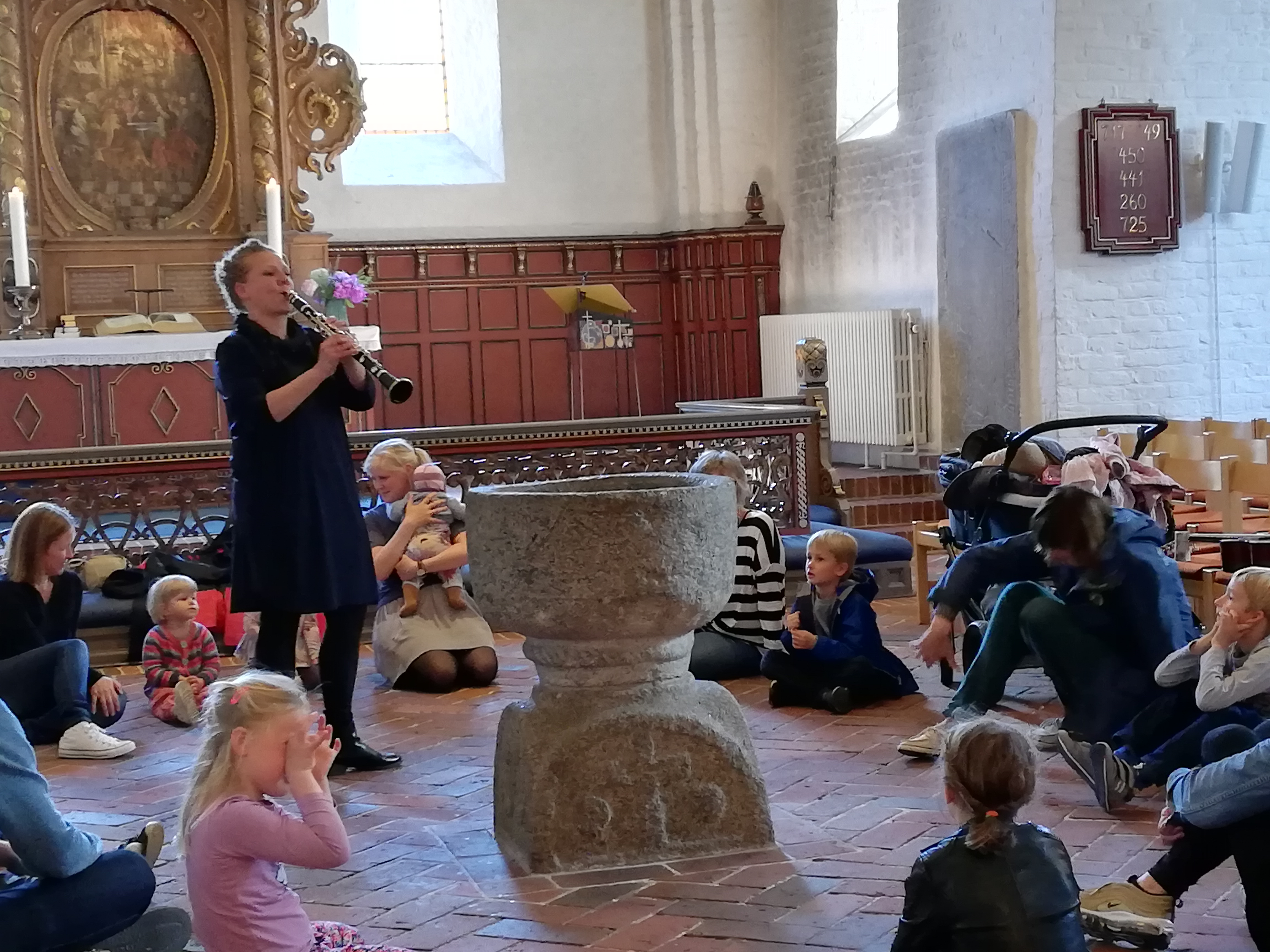 Tine Antonsen spiller klarinet for familier i Kirken
