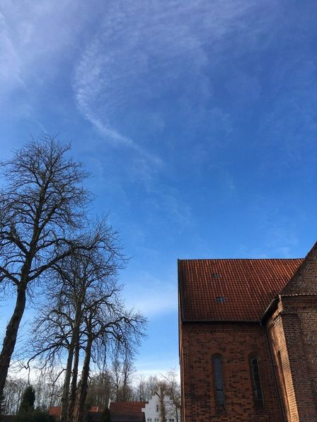 blå himmel og Dalum Kirke