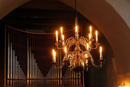 Orgel og lysekrone