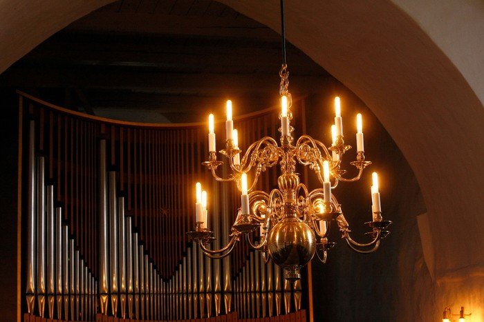 orgel og lysekrone